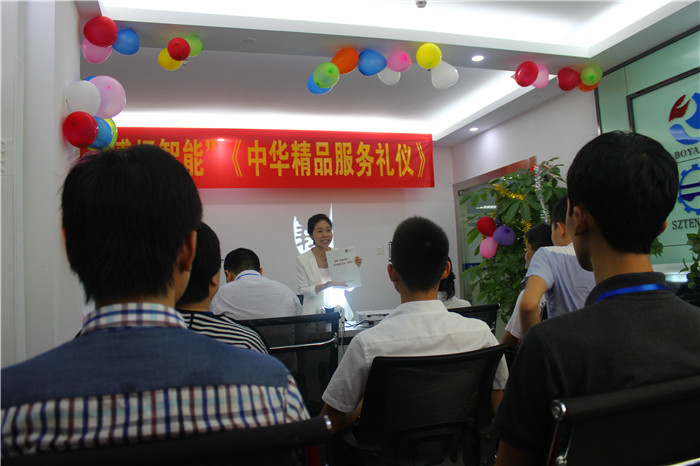 課程現場，學員們正在聚精會神的聽課